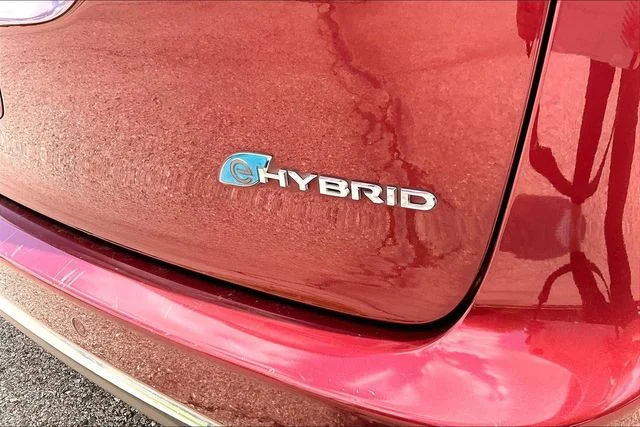 Used 2018 Red Chrysler Limited image 8