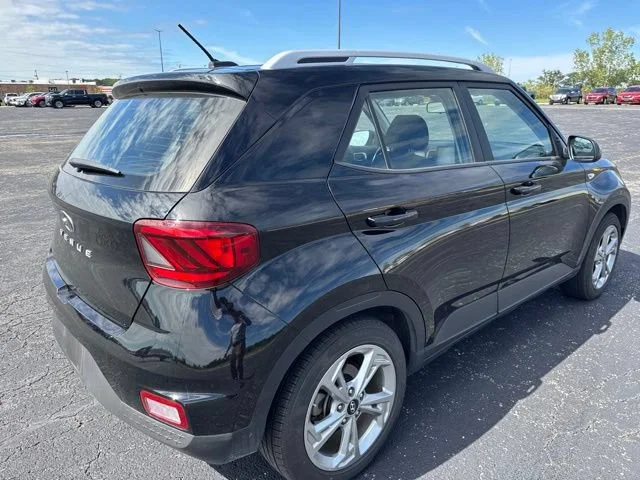 Used 2025  Hyundai SEL image 4