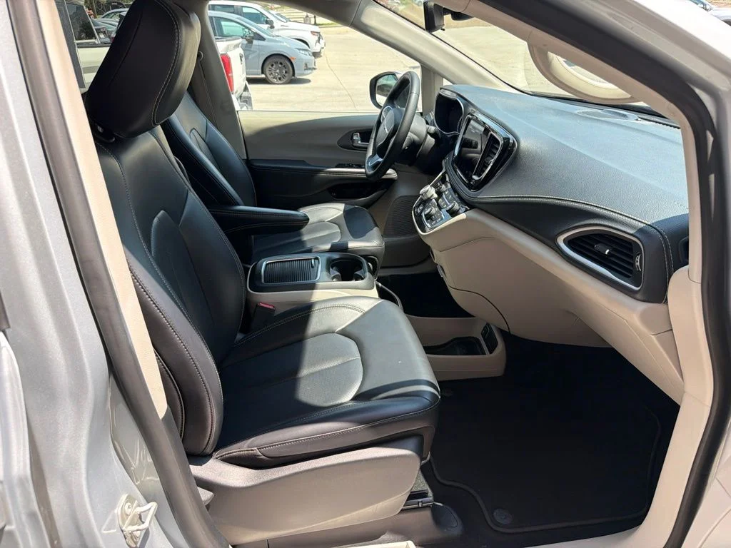 Used 2023 Silver Chrysler Touring L image 19