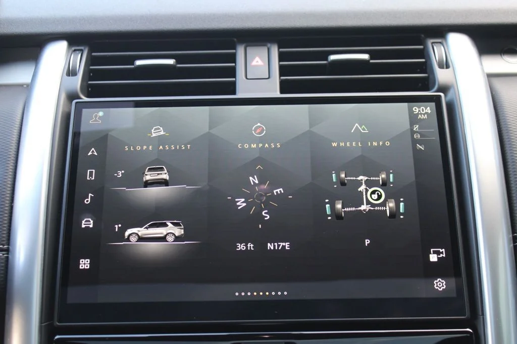 Used 2025  Land Rover Dynamic SE image 23