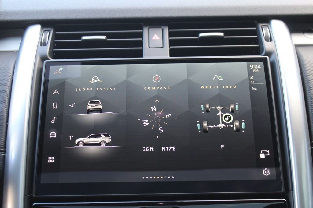 Used 2025  Land Rover Dynamic SE image 23