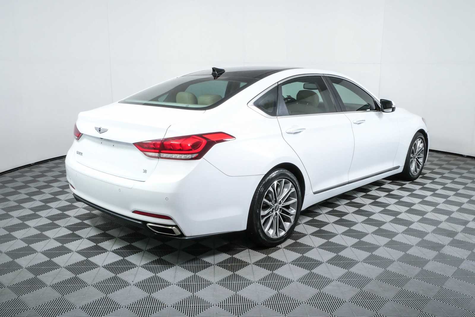 Used 2015 Casablanca White Hyundai 3.8L image 3