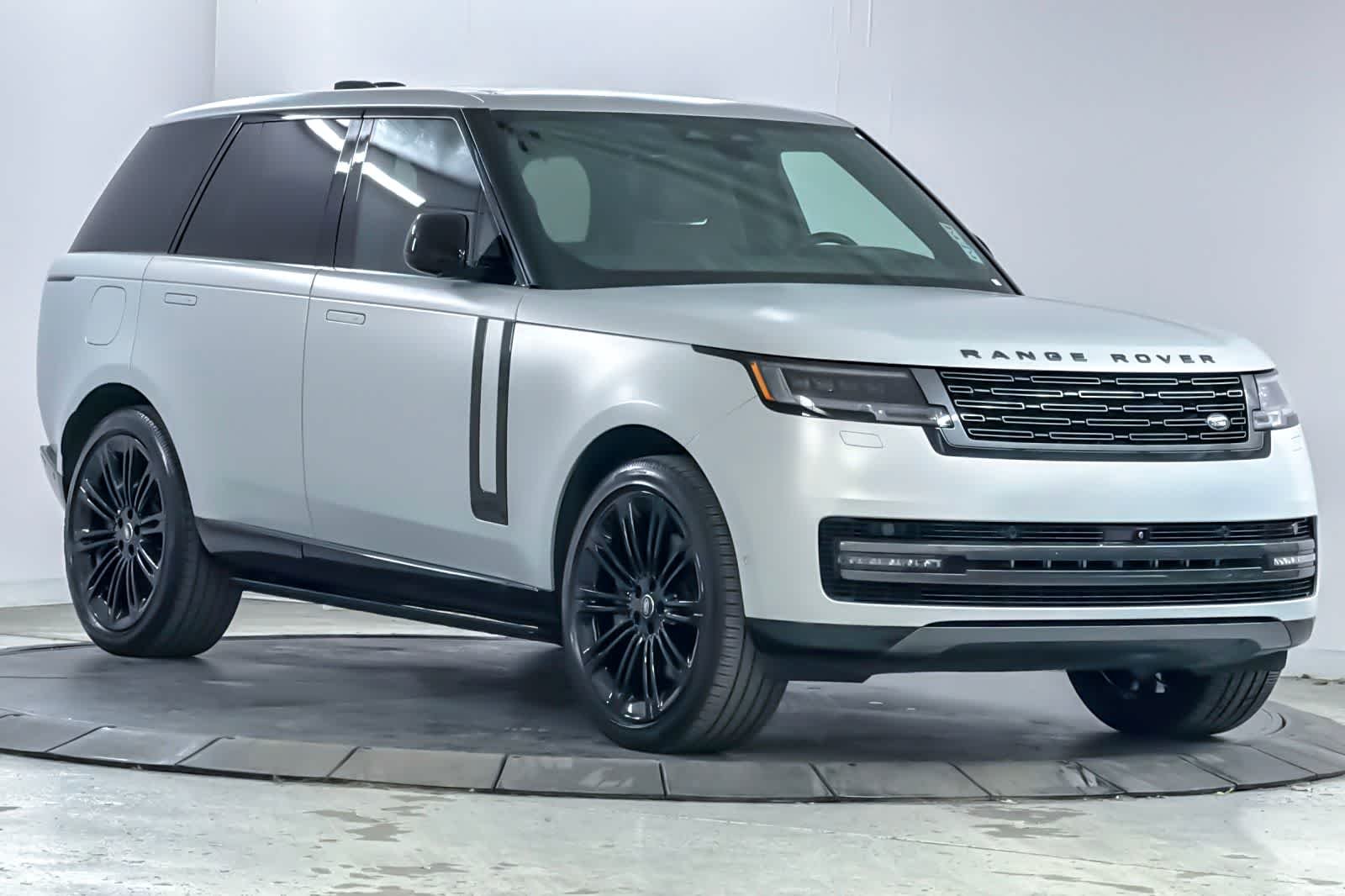 Used 2025  Land Rover Autobiography image 9