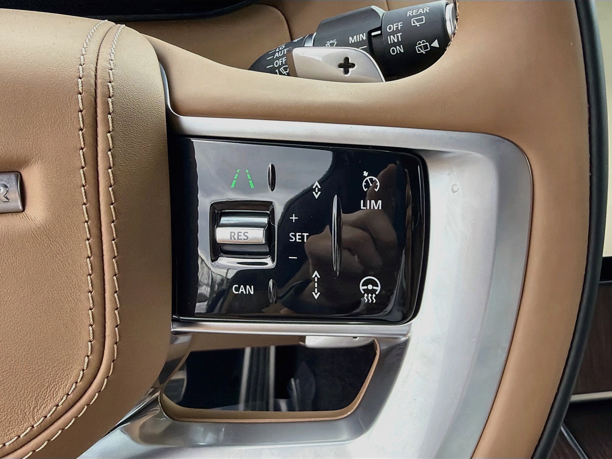 New 2026 Fuji White Land Rover SE image 39