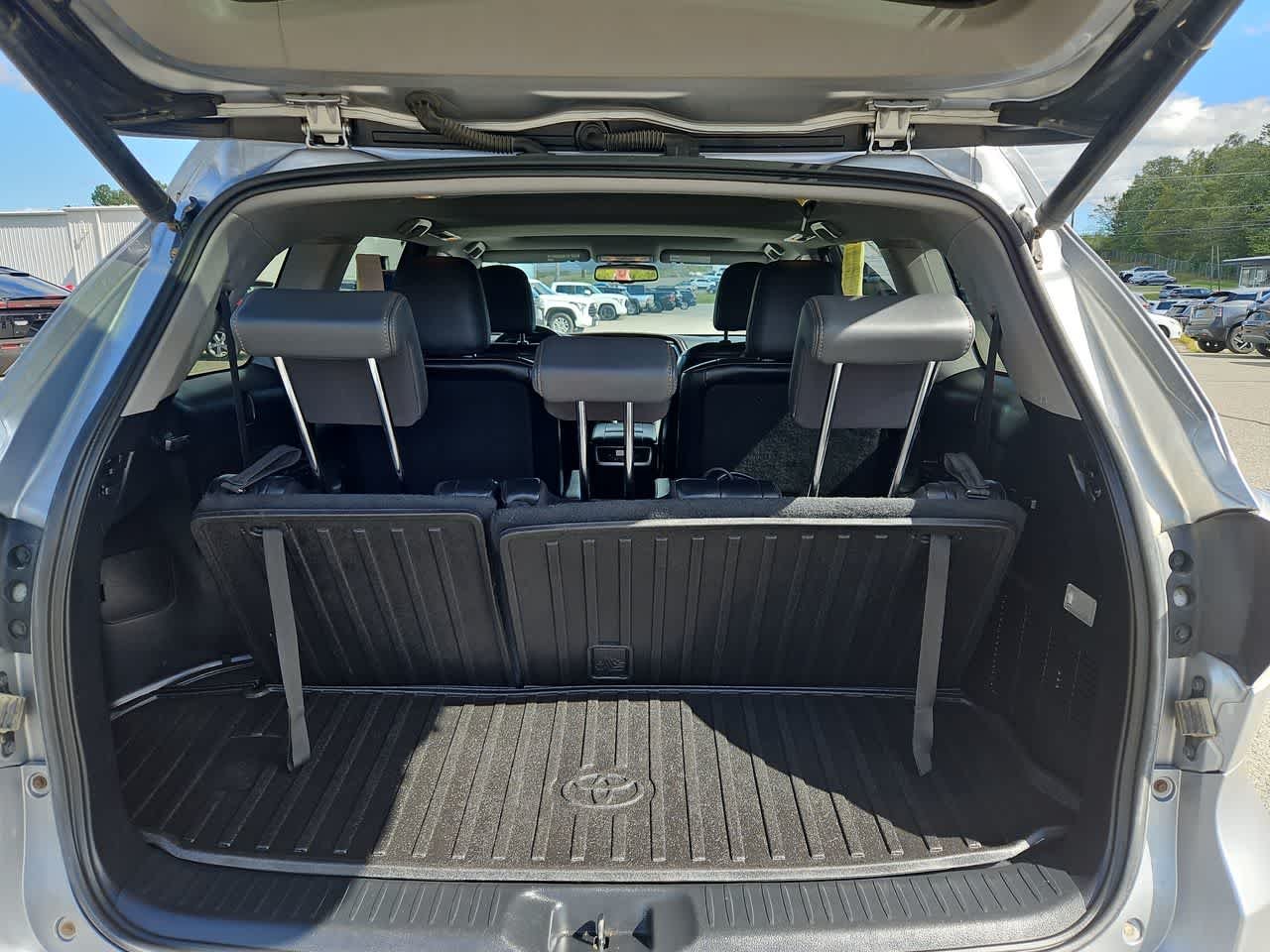 Used 2015 Silver Sky Metallic Toyota XLE image 28