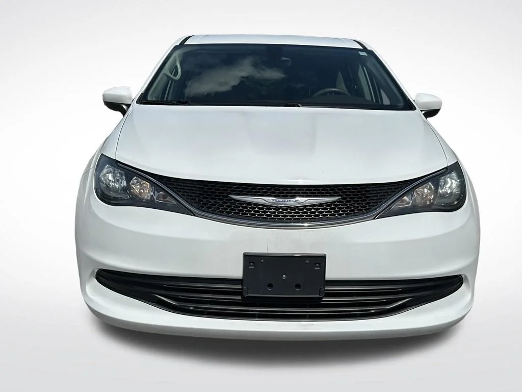 Used 2017 White Chrysler Touring image 10