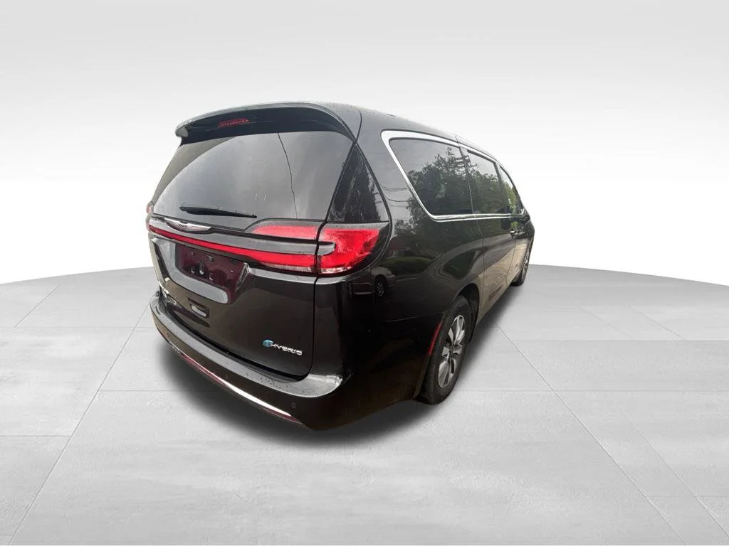 Used 2023 Black Chrysler Touring L image 7