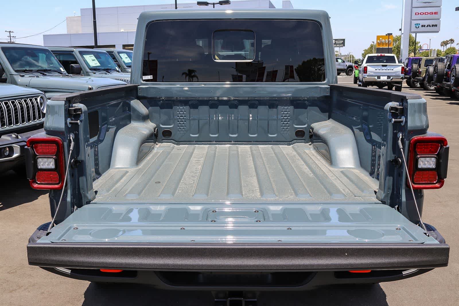 New 2026 Anvil Clear-Coat Exterior Paint Jeep Mojave image 12
