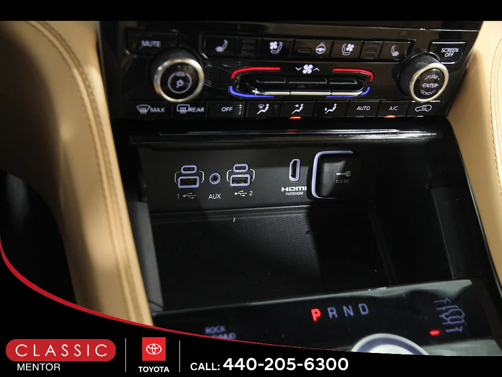 Used 2023 Diamond Black Crystal Pearl Coat Jeep  image 18