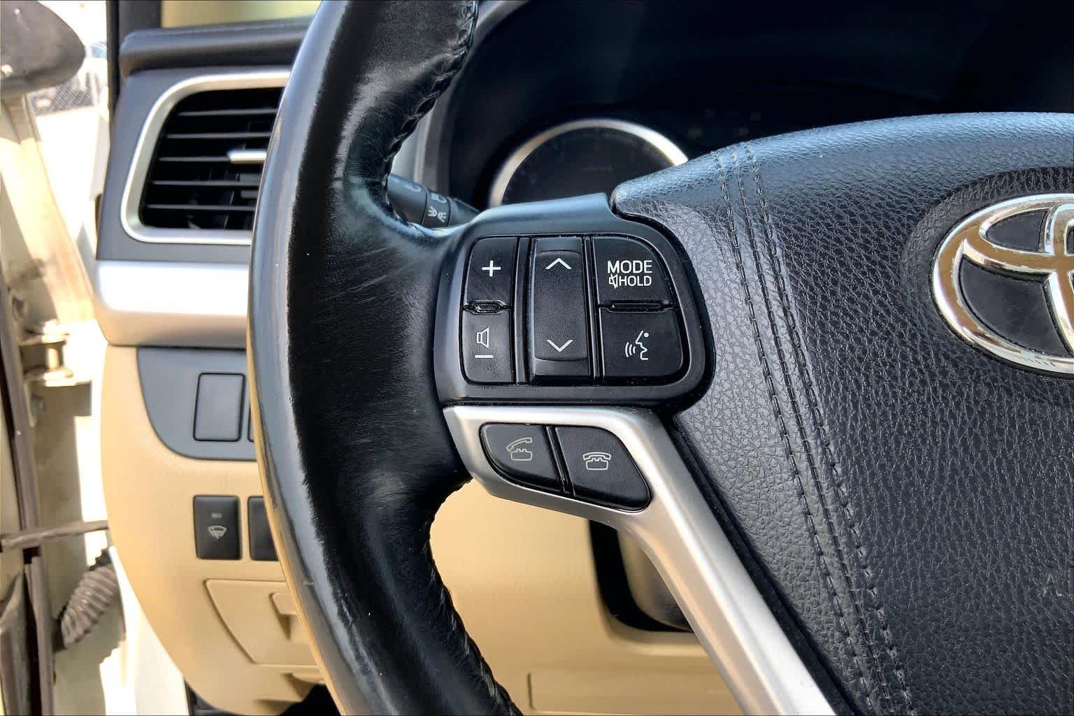 Used 2015 Blizzard Pearl Toyota LE Plus image 23