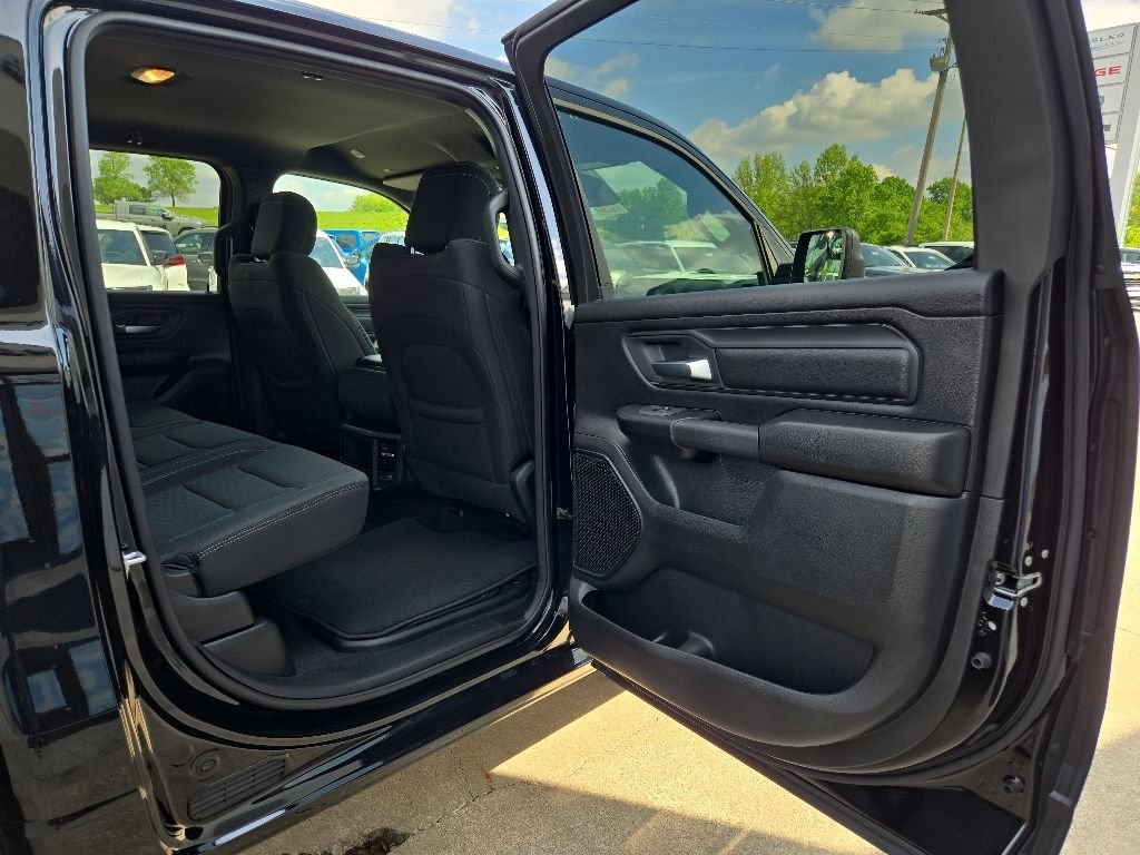 New 2026 Diamond Black Crystal Pearl-Coat Exterior Paint RAM Tradesman image 80
