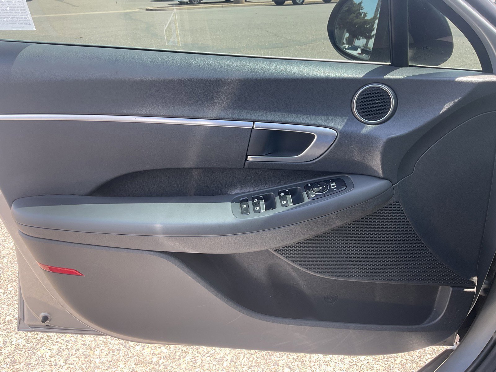 Used 2021 Shimmering Silver Pearl Hyundai SE image 25