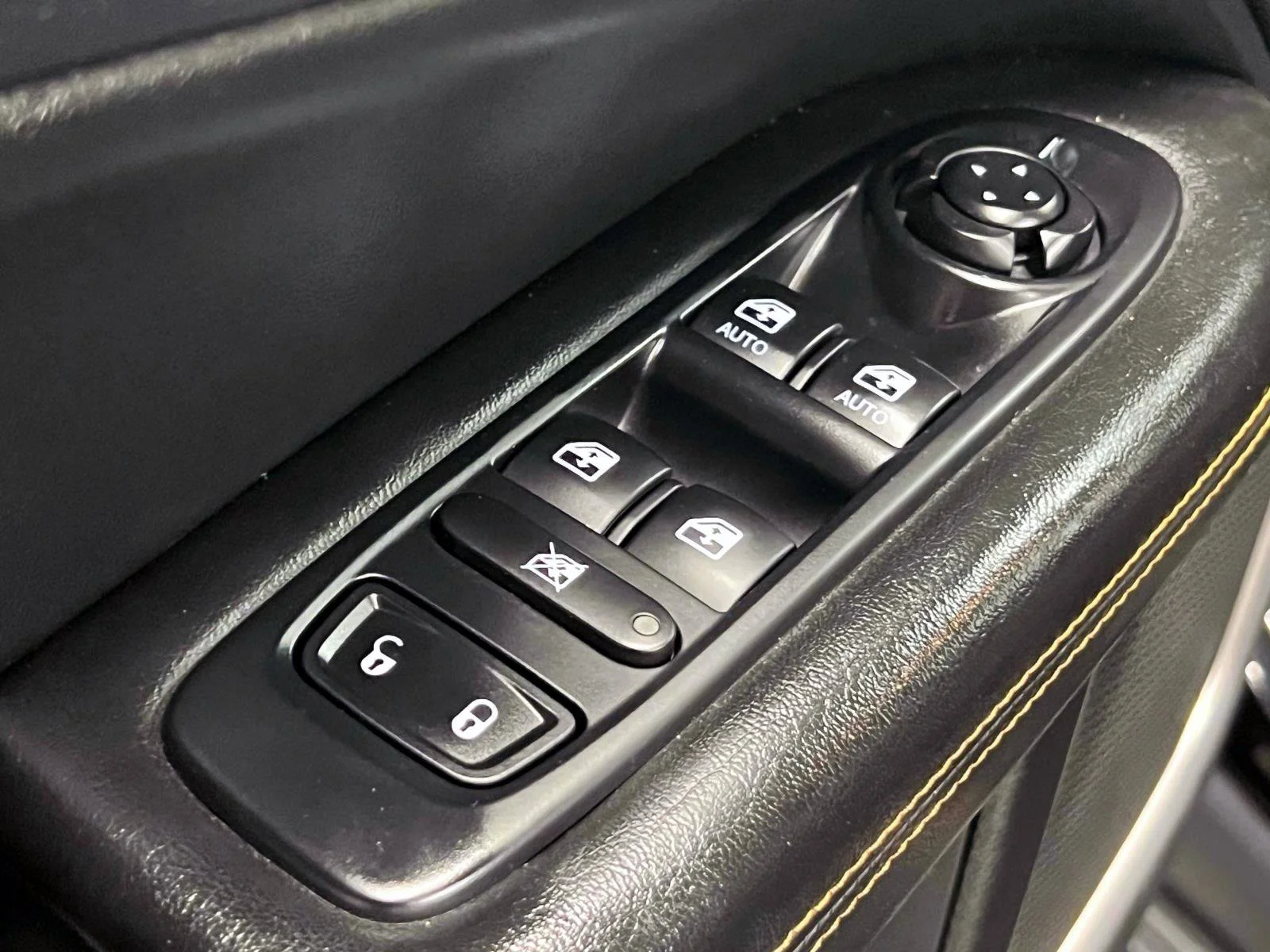 Used 2019 Diamond Black Crystal Pearlcoat Jeep Limited image 17
