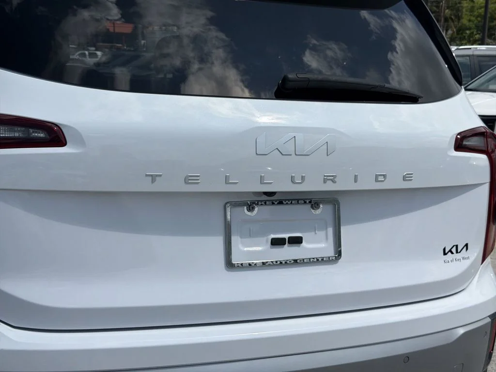 Used 2024 White Kia S image 39