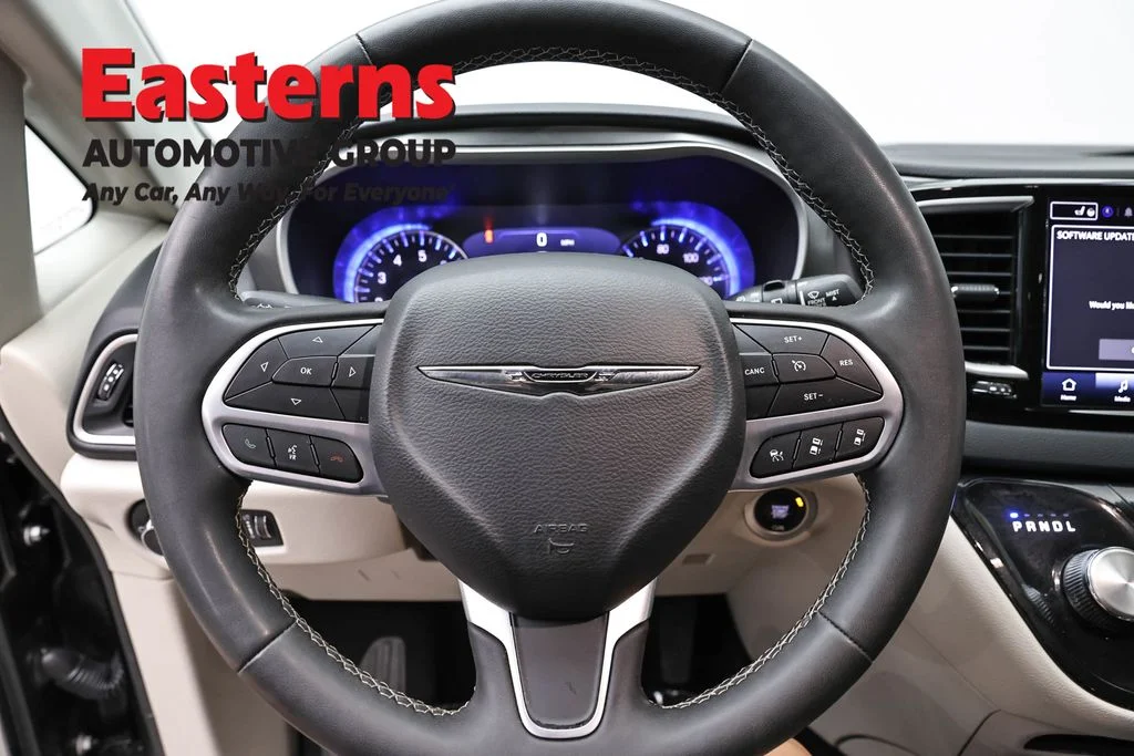 Used 2023 Black Chrysler Touring L image 10
