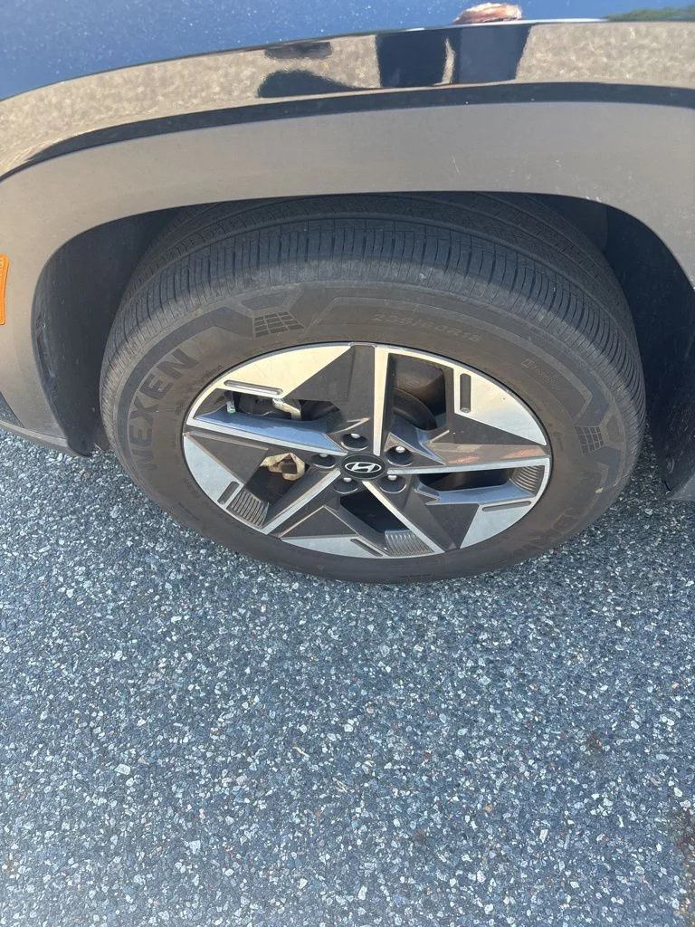 Used 2025 Black Hyundai SEL Convenience image 9