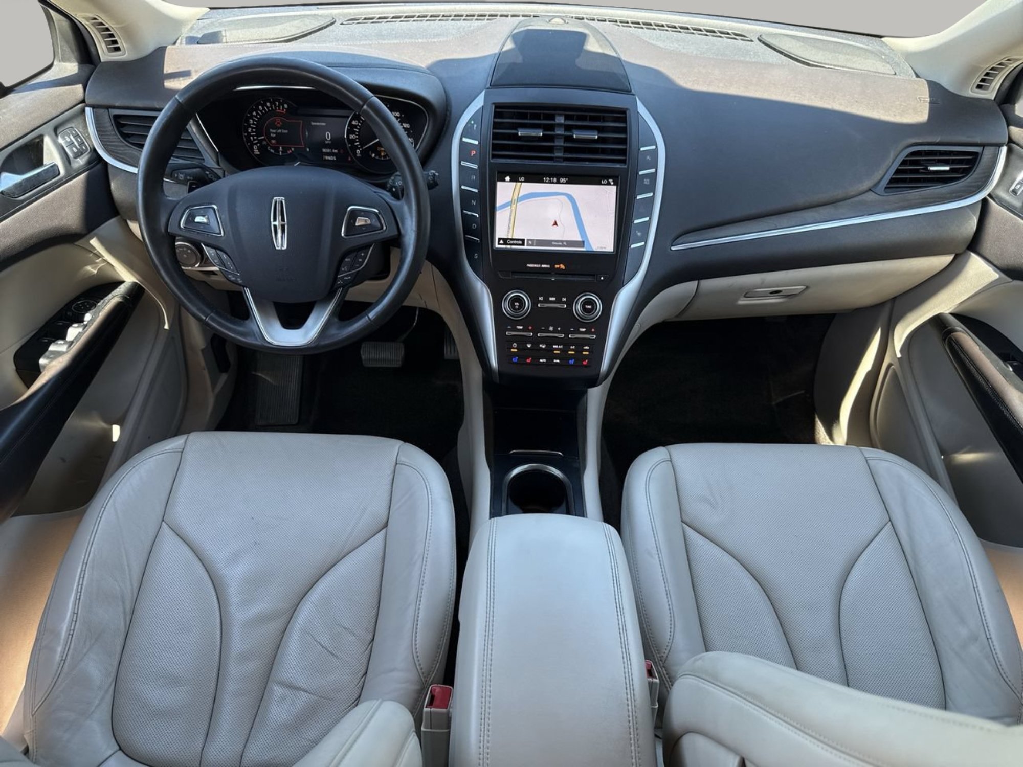 Used 2018 Ivory Pearl Lincoln Reserve image 13