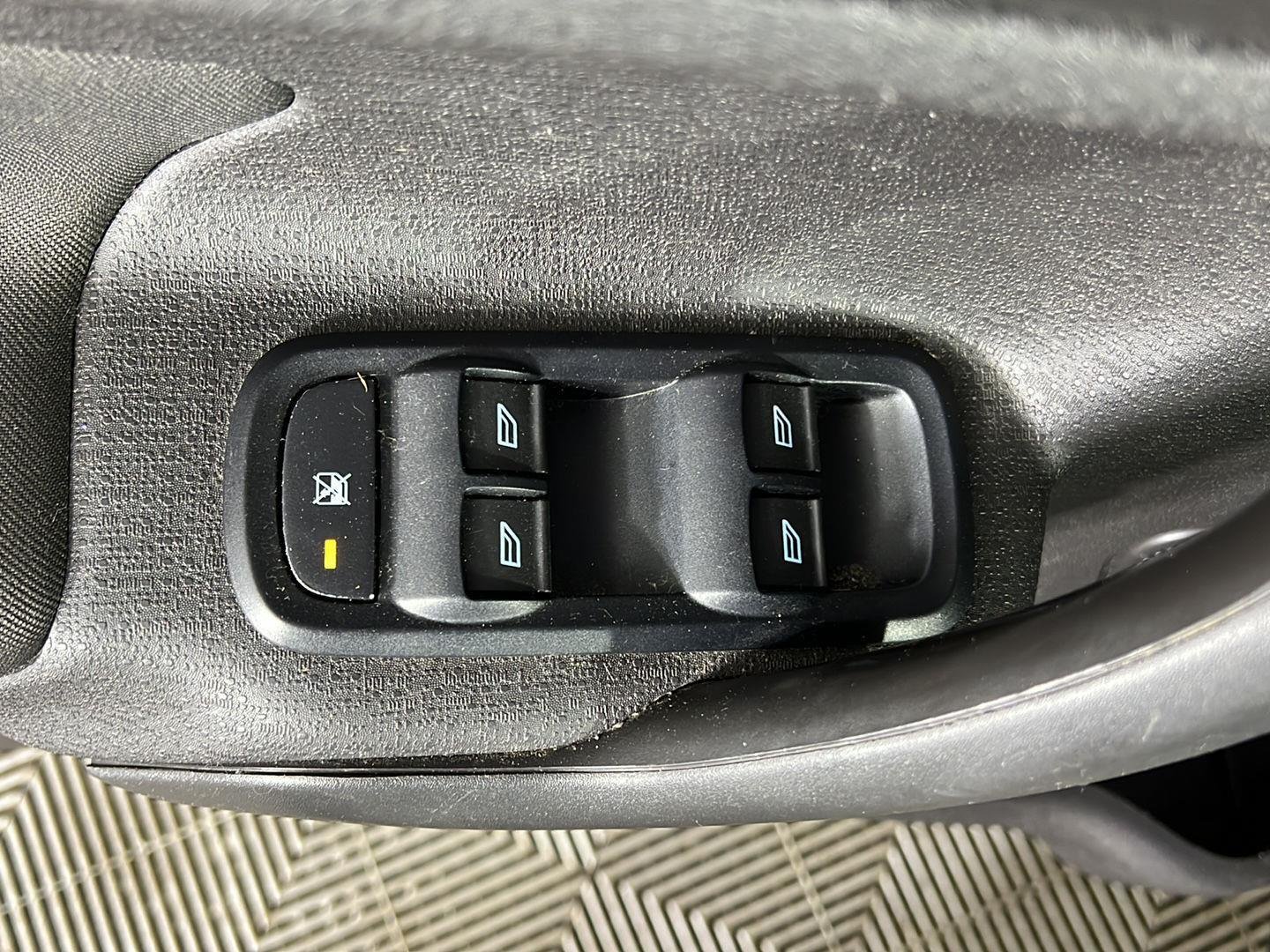 Used 2019 Shadow Black Ford SE image 12