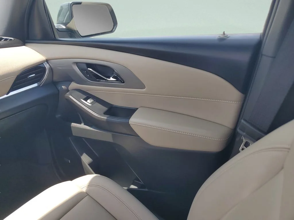 Used 2023 Silver Sage Metallic Chevrolet LT Leather image 18