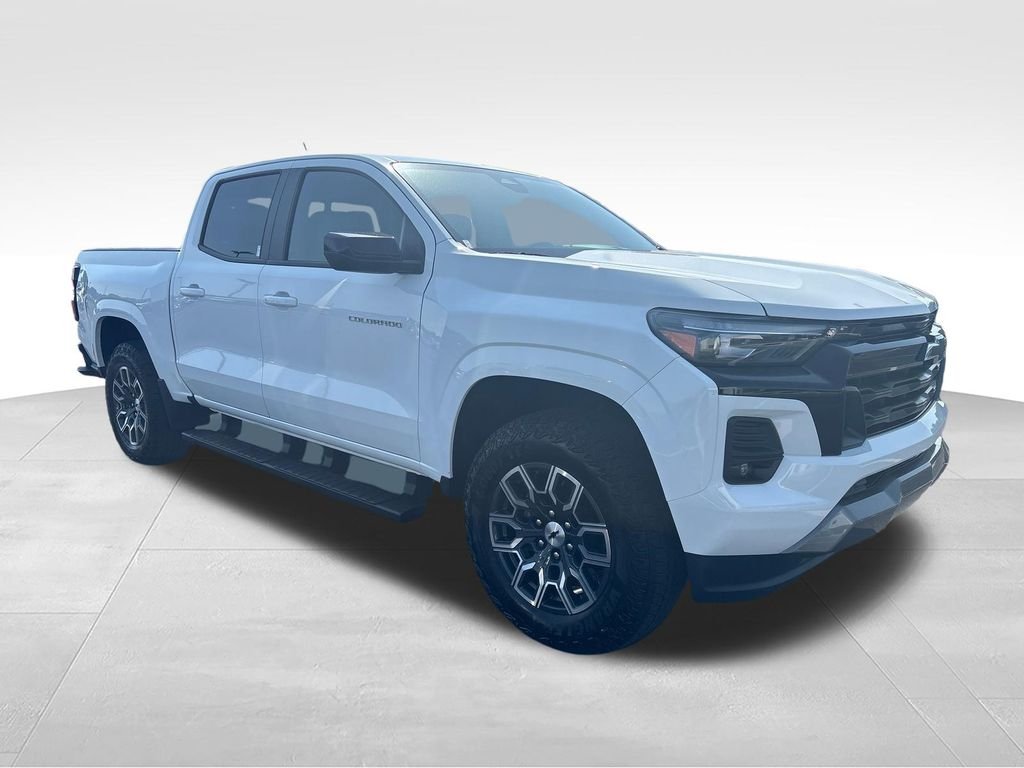 Used 2025 White Chevrolet Z71 image 7