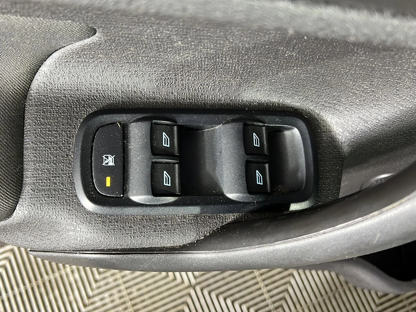 Used 2019 Shadow Black Ford SE image 12