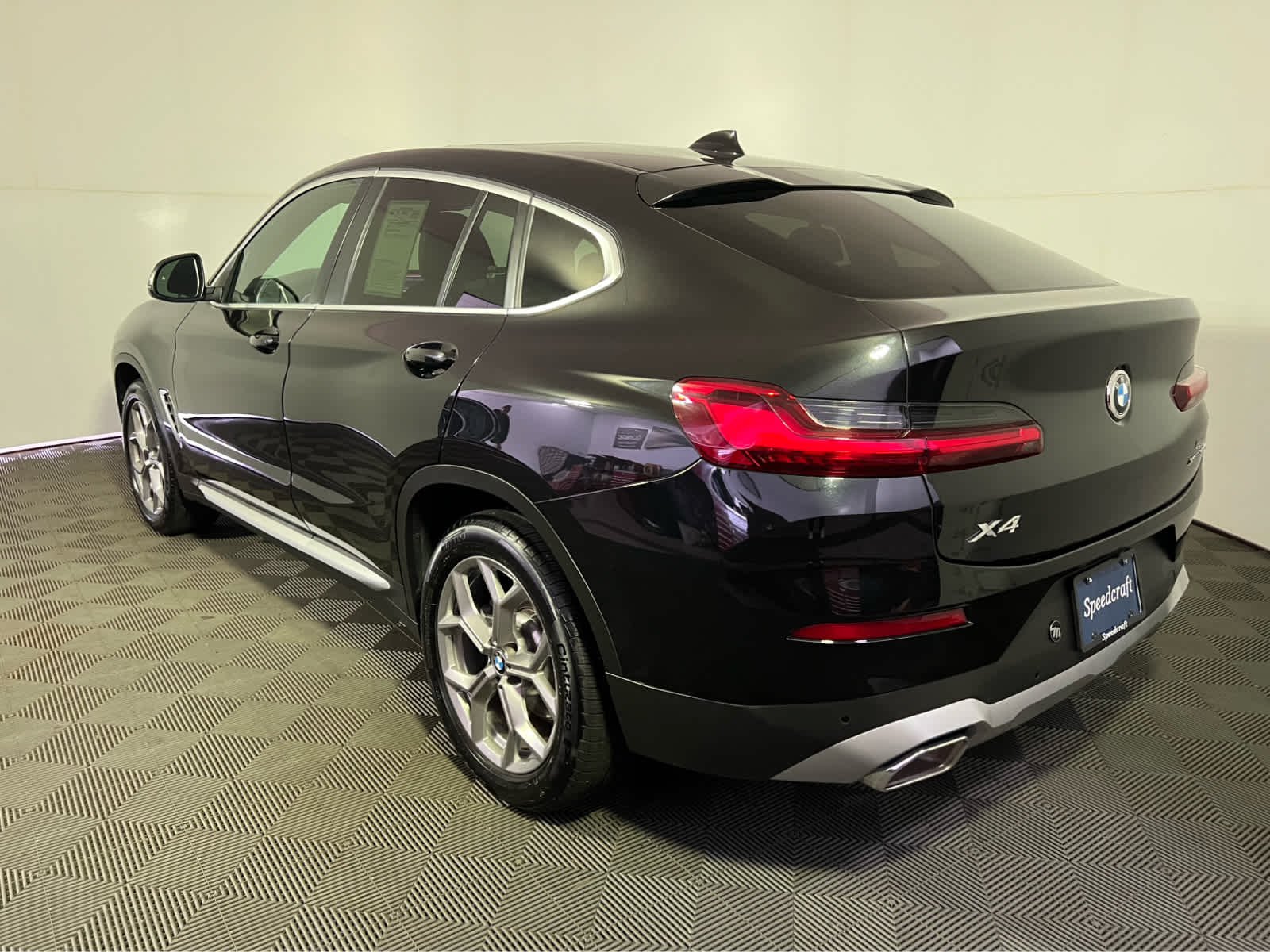 Used 2025 Black Sapphire Metallic BMW xDrive30i image 5