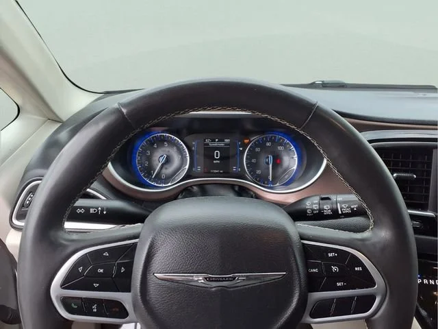 Used 2024  Chrysler LX image 8