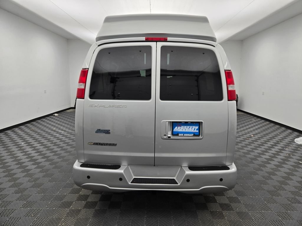 Used 2021 White Fade Chevrolet Explorer Limited SE image 3