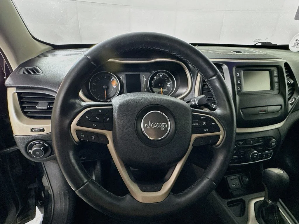 Used 2016 Black Jeep Latitude image 11
