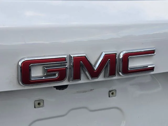 Used 2025 White GMC Elevation image 16