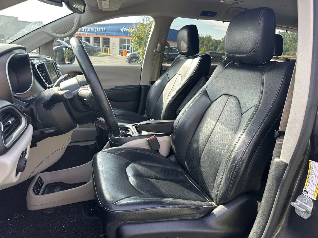 Used 2019 Gray Chrysler Touring L image 5