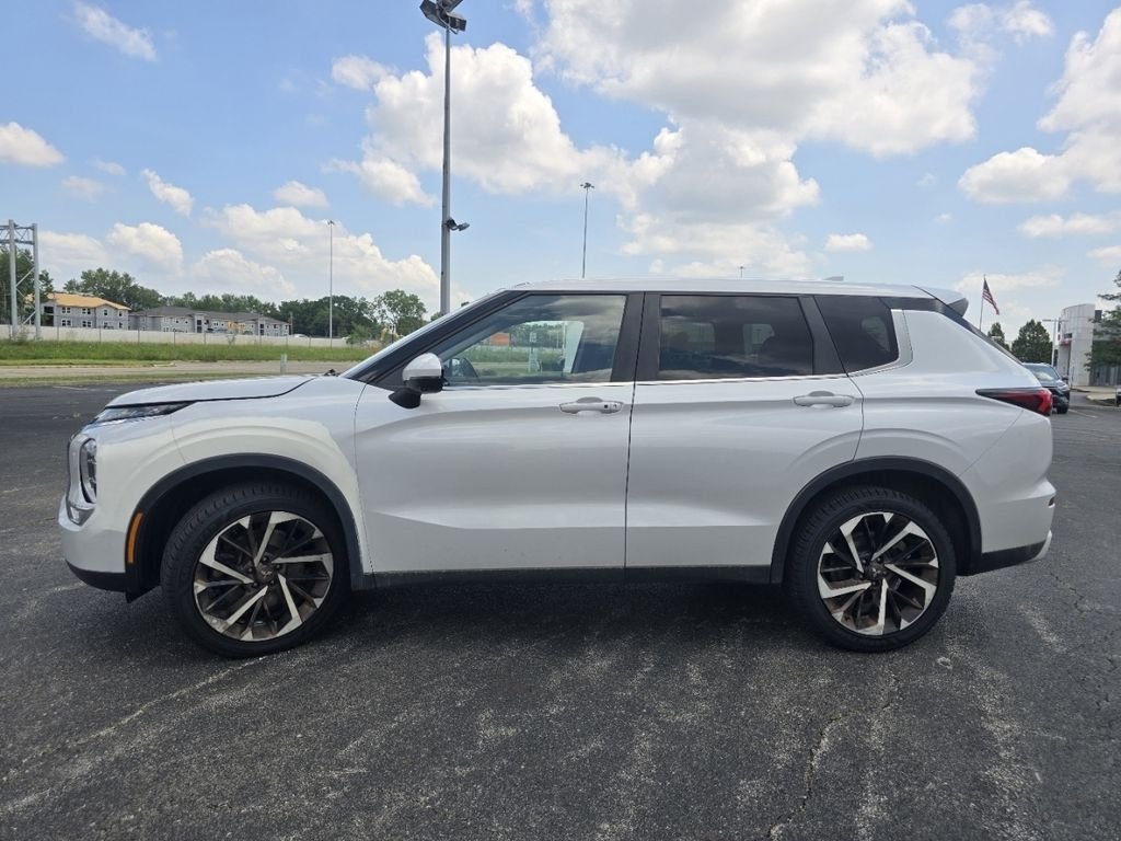Used 2022 White Mitsubishi SE image 12