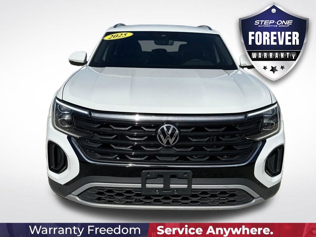 Used 2025  Volkswagen 2.0T SE w/Technology image 10