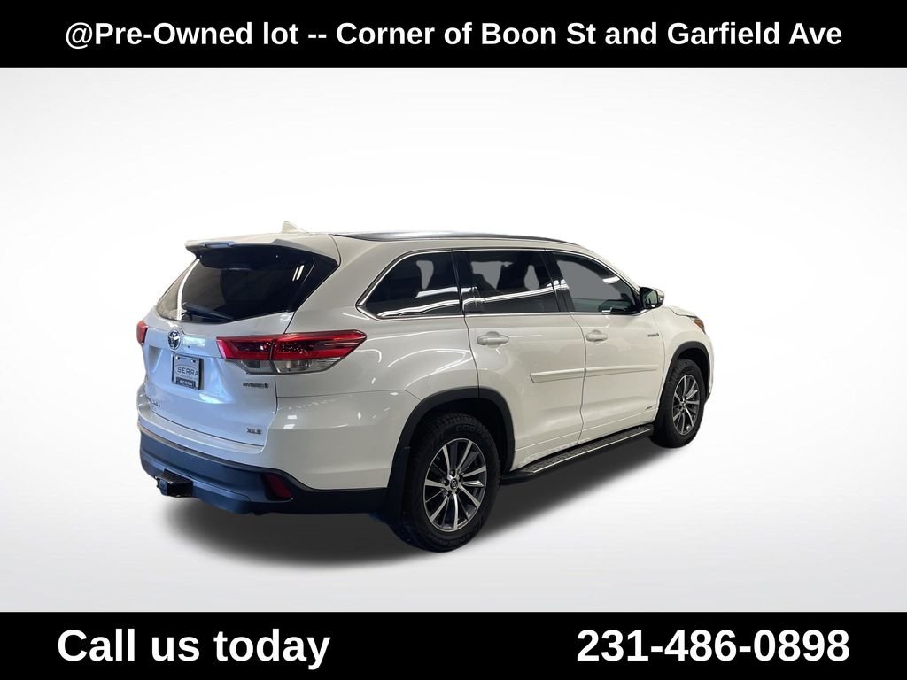 Used 2017 White Toyota XLE image 5