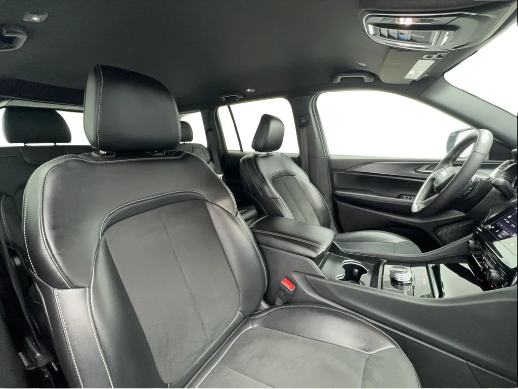 Used 2024 White/off-white Jeep Altitude image 30