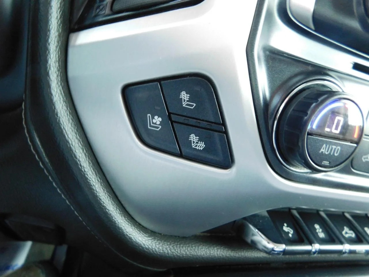 Used 2016 White GMC 4WD Crew Cab 143.5 in SLT image 36