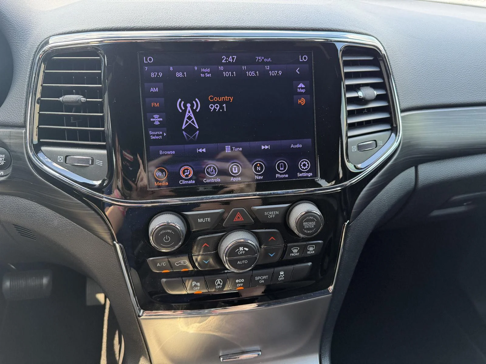 Used 2020 Diamond Black Crystal Pearlcoat Jeep Altitude image 11