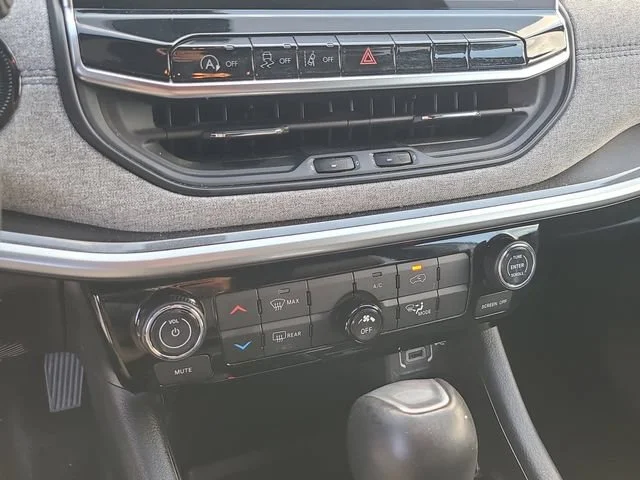 Used 2024 Silver Jeep Latitude image 30