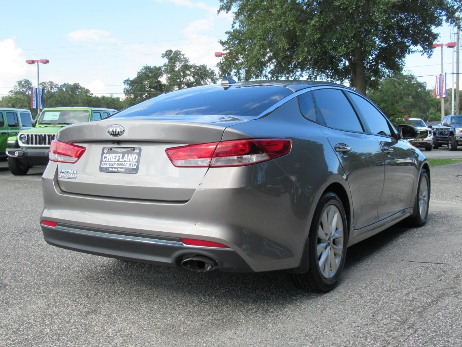 Used 2018 Silver Kia LX image 7