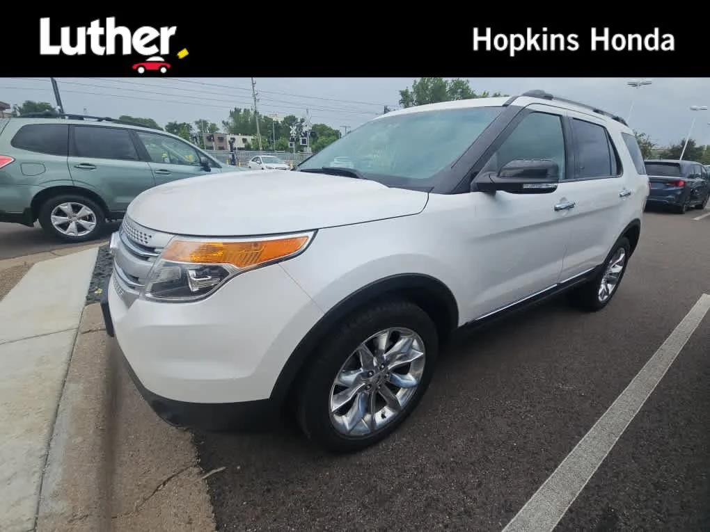 Used 2015 White Platinum Metallic Tri-Coat Ford XLT image 1