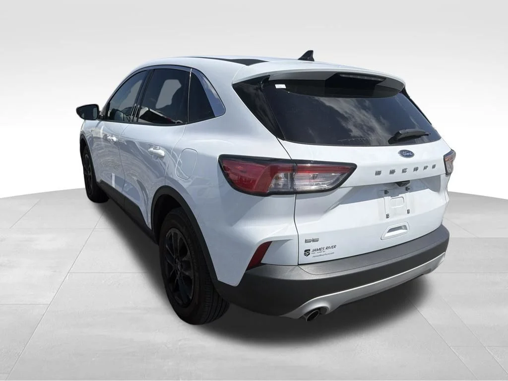 Used 2022 White Ford SE image 27