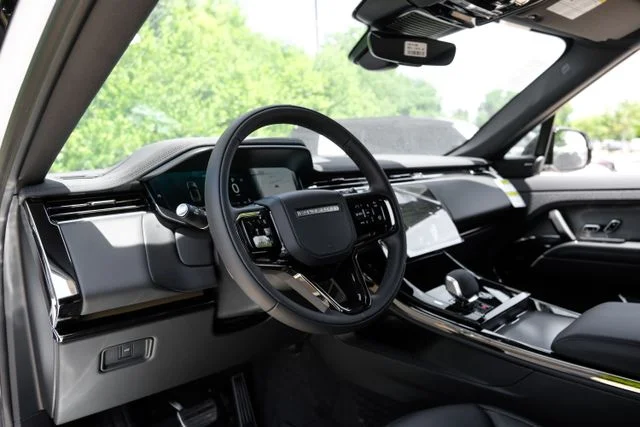 New 2026 Fuji White Land Rover Dynamic SE image 3