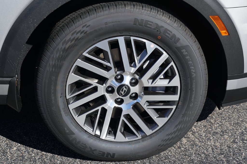 New 2027 Shimmering Silver Hyundai SEL image 28