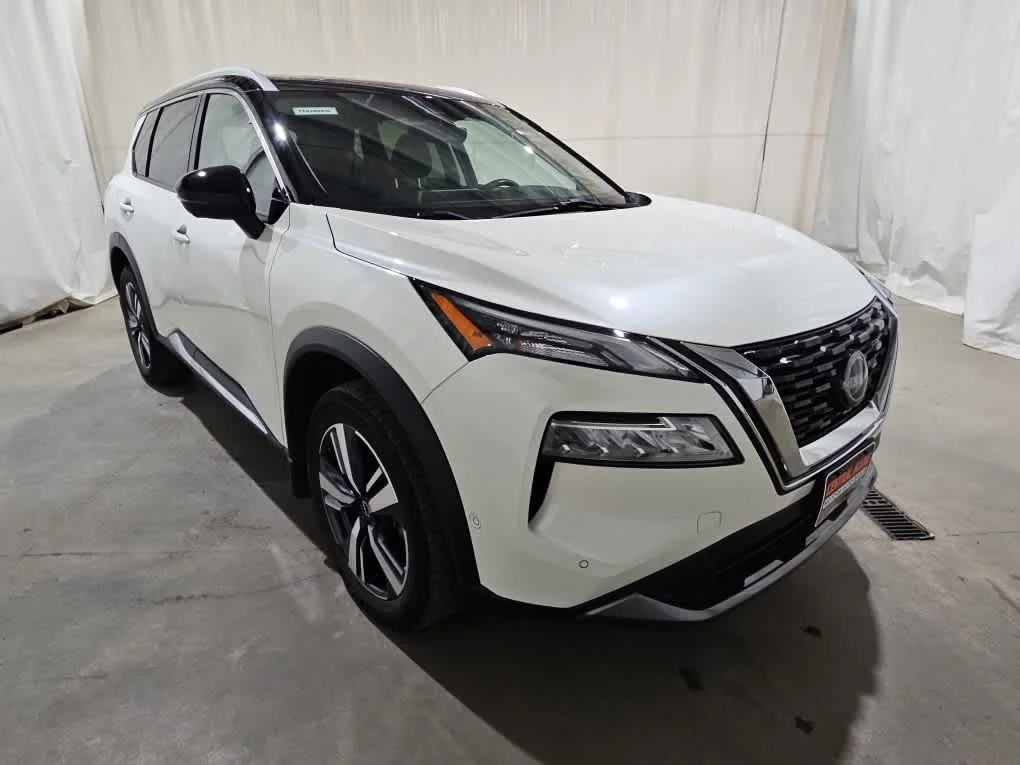Used 2023 Pearl White Tricoat/Super Black Nissan SL image 8
