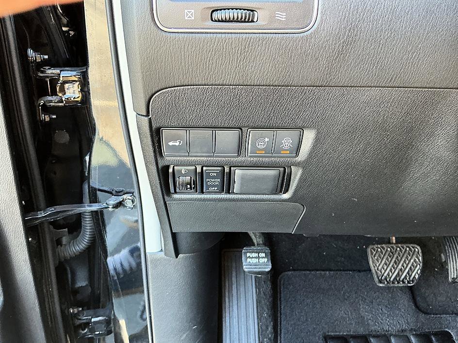 Used 2019 Super Black Nissan SL image 13