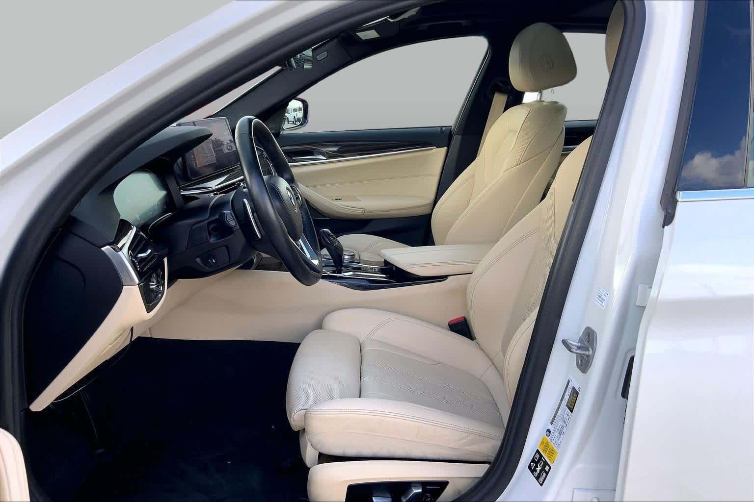 Used 2022 Alpine White BMW 530i xDrive image 8