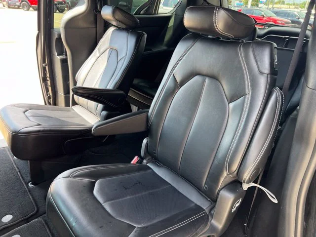 Certified Used 2025 Black Chrysler Select image 30