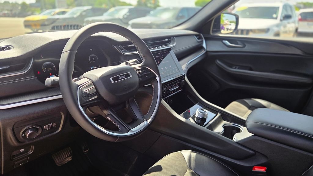 Used 2023 Silver Jeep Altitude image 14