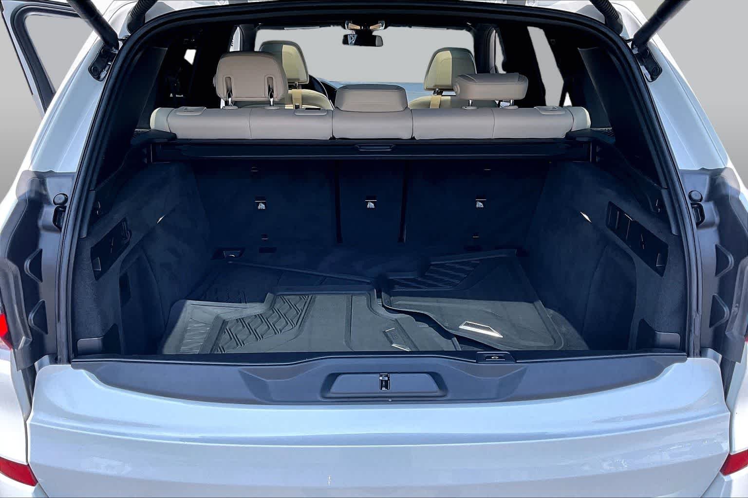 Used 2022 Mineral White Metallic BMW sDrive40i image 36