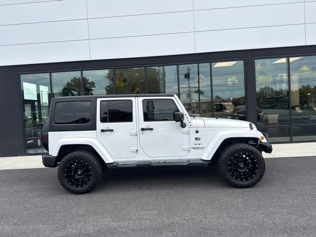 Used 2017 White Jeep Unlimited Sahara image 2